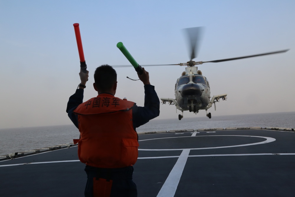 这是远海大洋上机务兵的工作照_腾讯新闻