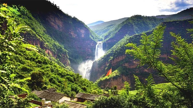 走近三潭瀑布,举目仰望,眼前的瀑布气势恢宏,巨大的水流从天而降,沿着
