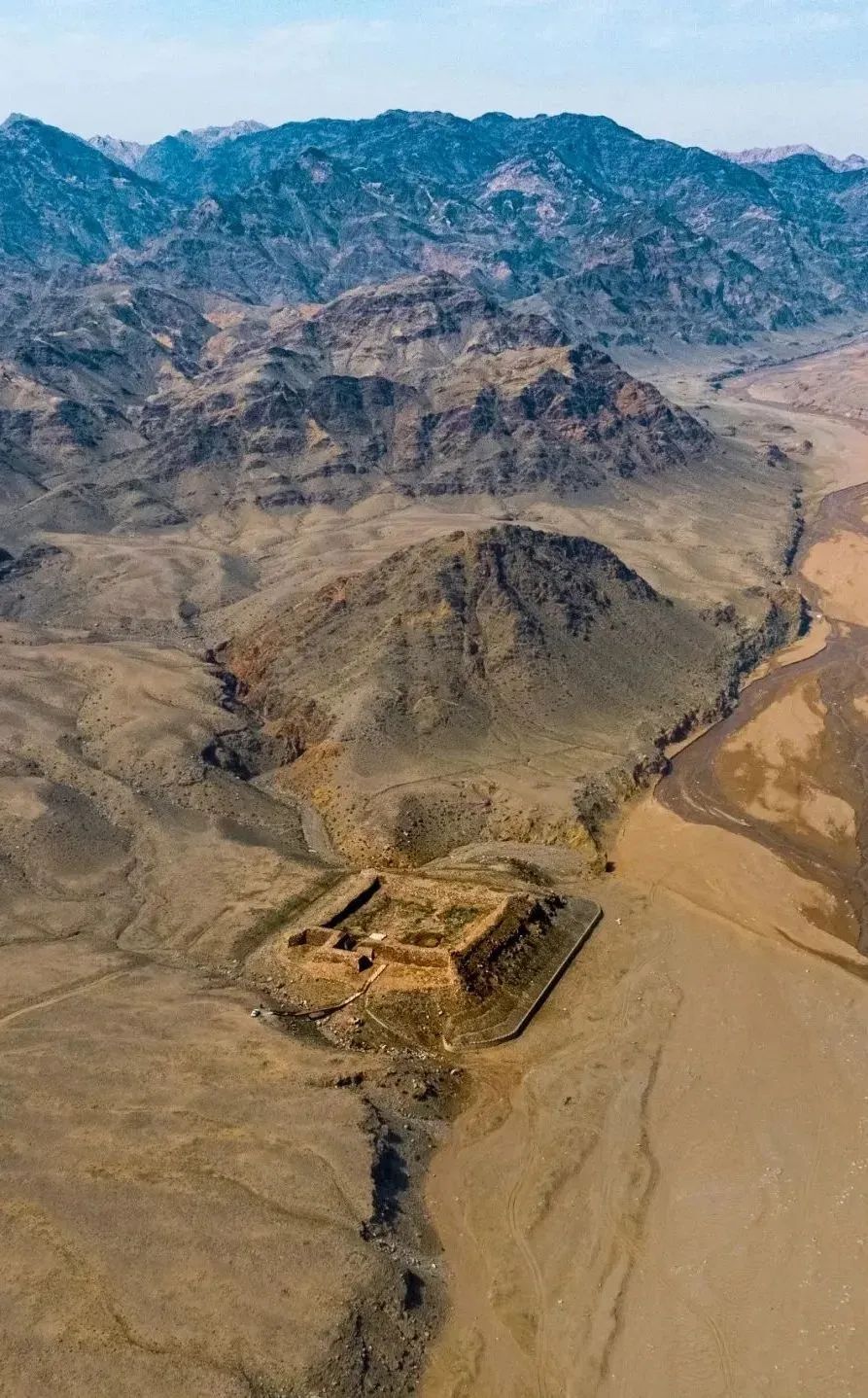 要塞和经济政治往来的主要通道也是我国古代最早的瓮城之一行走在山峰