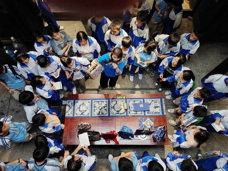 贵州铜仁：黔绣非遗传承人杨丽携“黔绣”亮相国际研讨会_腾讯新闻