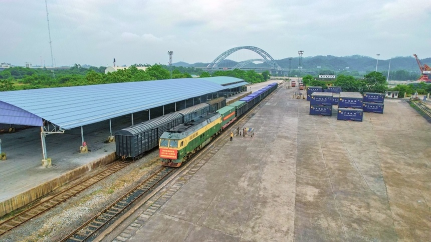 西部陆海新通道"南宁六景—北部湾港"食糖铁海快线班列首发