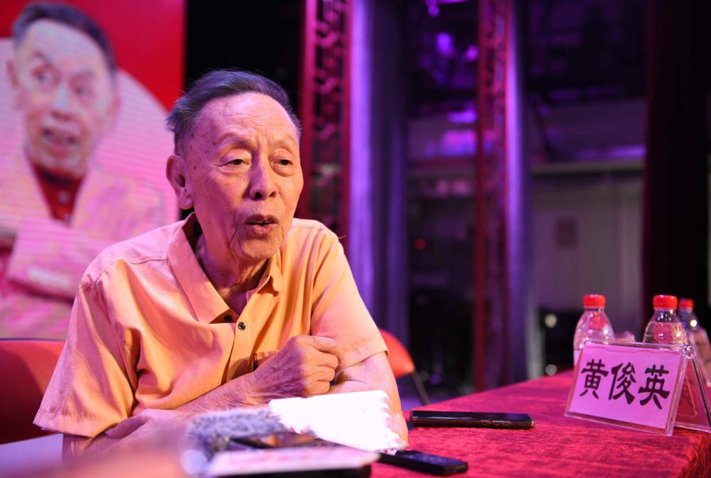 "笑坛常青树"黄俊英从艺七十周年专题晚会3月25日将上演_腾讯新闻