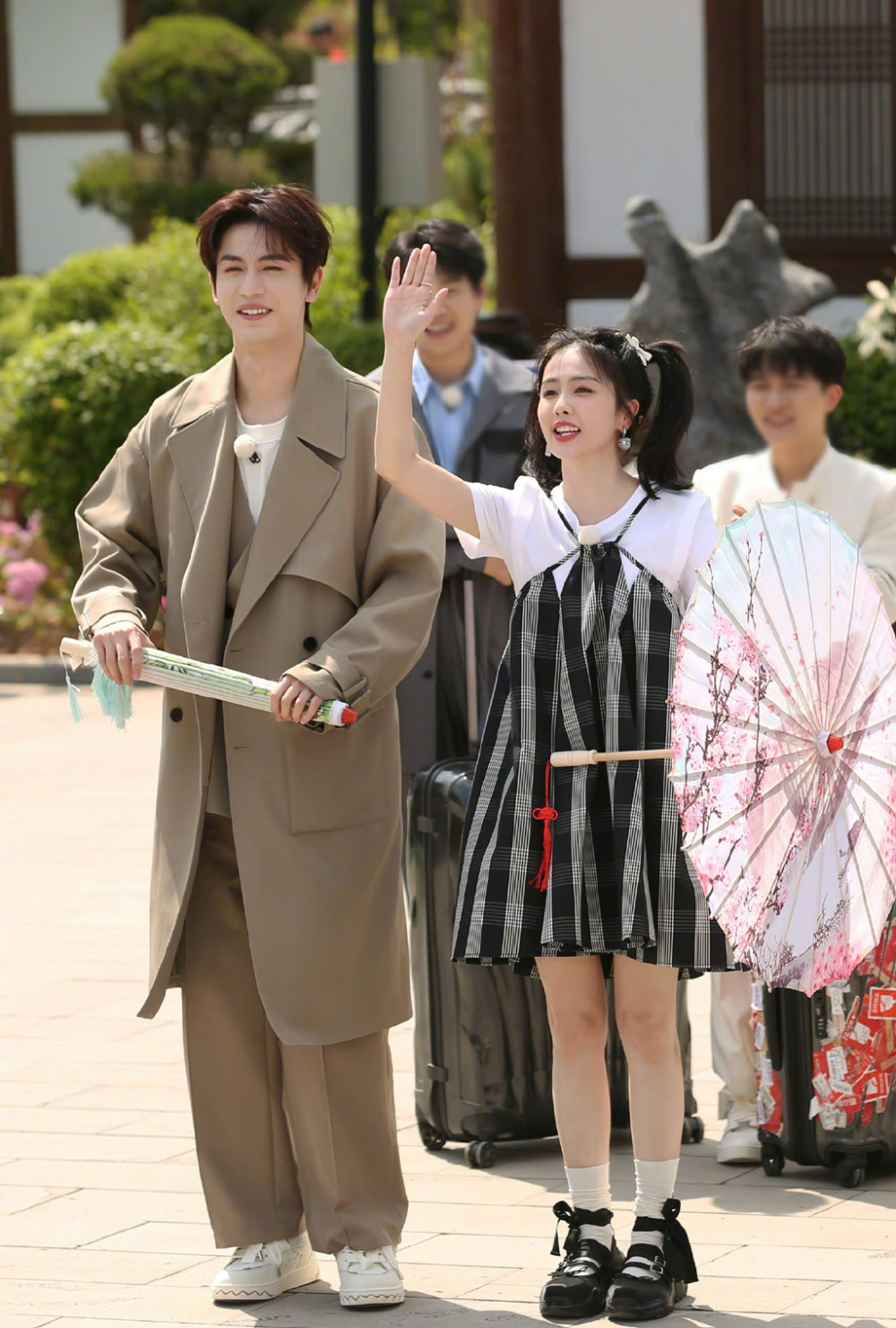 奔跑吧路透白鹿跟绯闻男友参加综艺可爱造型被吐槽显矮