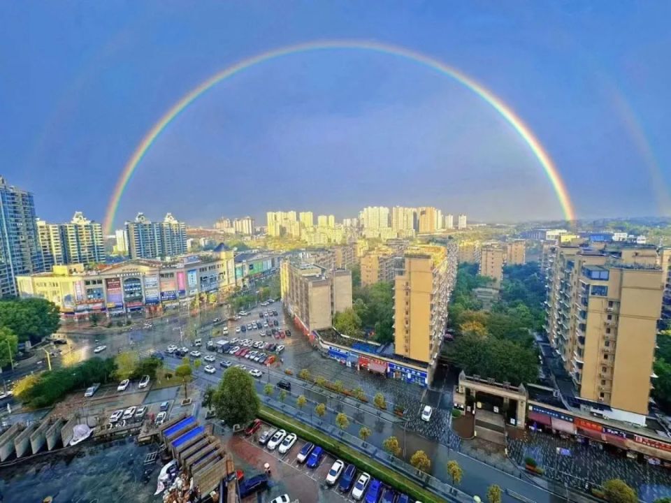 富顺天空映出彩虹之桥~_腾讯新闻