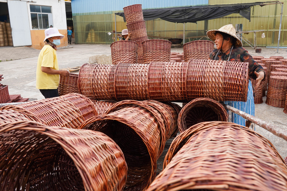 (经济)山东临沭:小柳编编织富民大产业_腾讯新闻