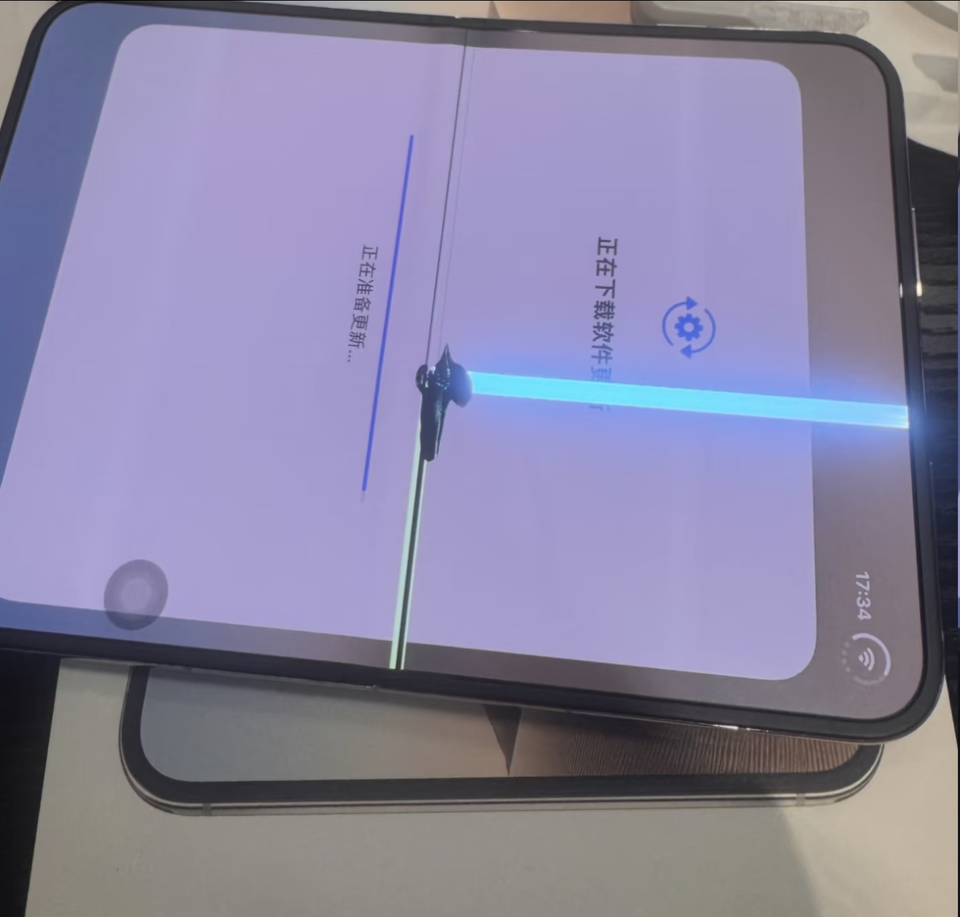 咔嚓一声，刚折几次的iPhone Duo内屏裂了？