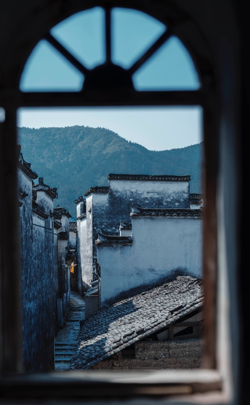 在黄山脚下的千年古村,歌手小娟唱起了《南屏晚风》