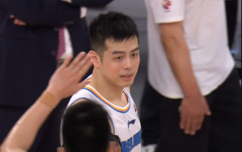 首钢后卫方硕不慎踩到队友丘天脚上90度崴脚,但方硕继续坚持上场比赛.