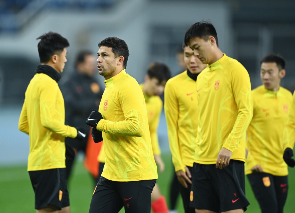 足球世预赛中国队进行赛前训练