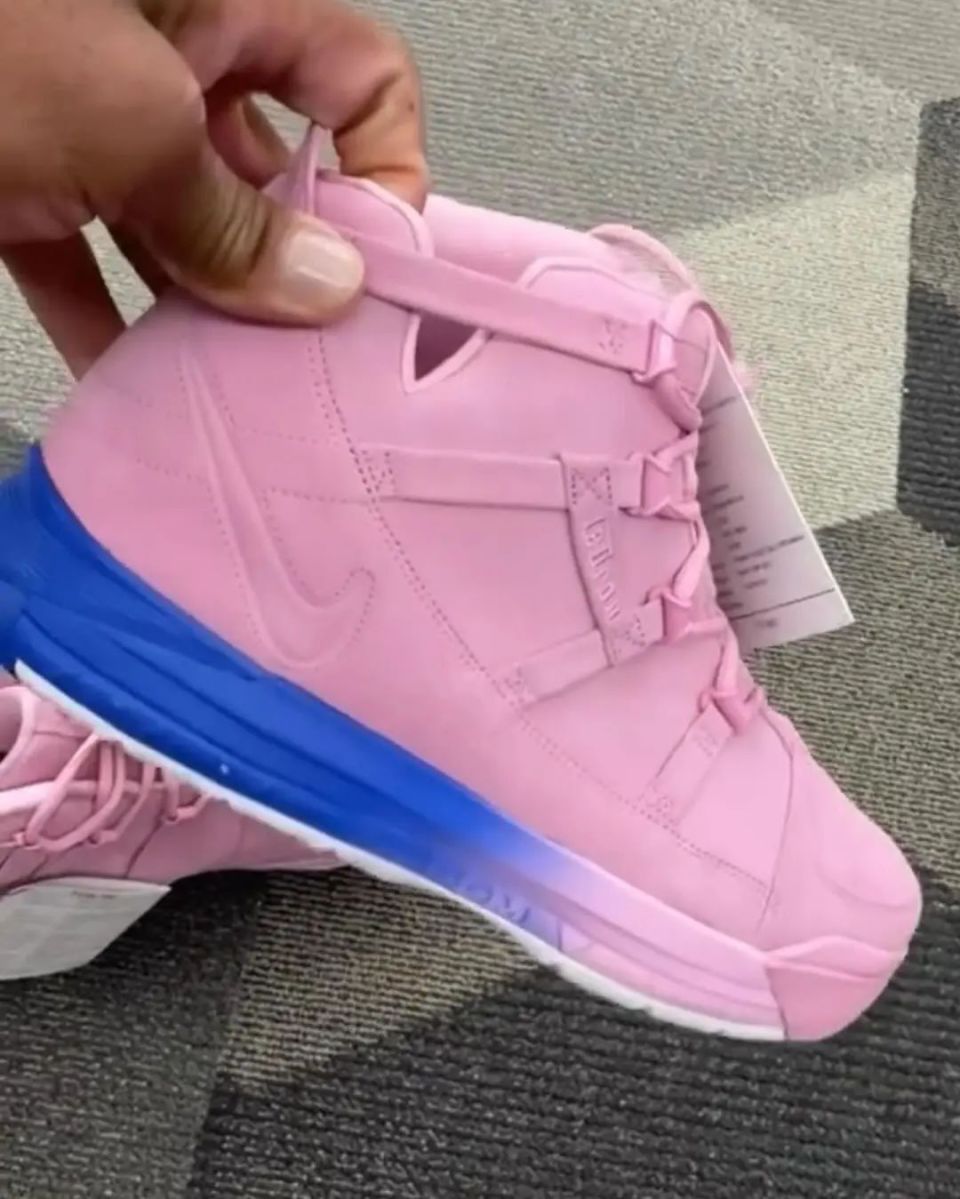 可以看出鞋身挂有 nike 的 sample 吊牌,生产日期已经是六年前的 2018