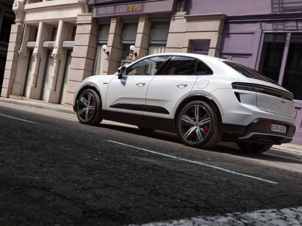 而考虑到纯电车型对风阻系数的敏感,全新macan ev也采用了更coupe化的