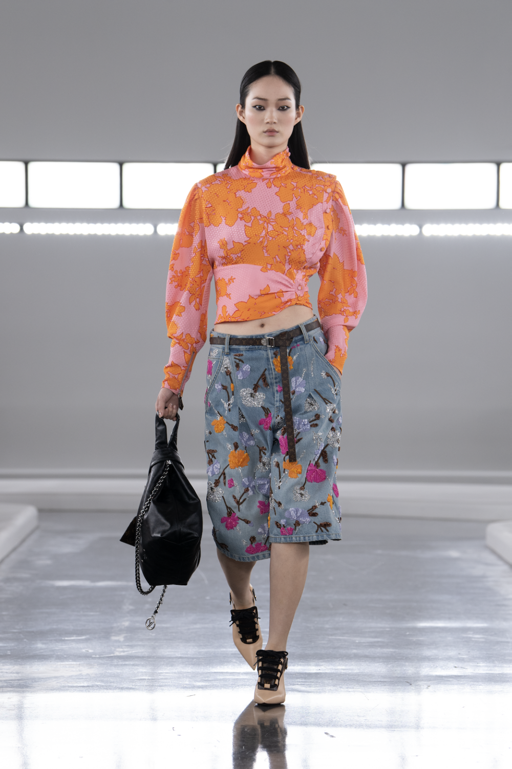 想象路易威登女性,从她穿的衣服开始