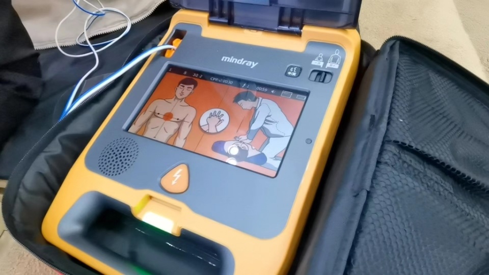 登崂山,进校园!"救命神器"aed构筑急救防线_腾讯新闻