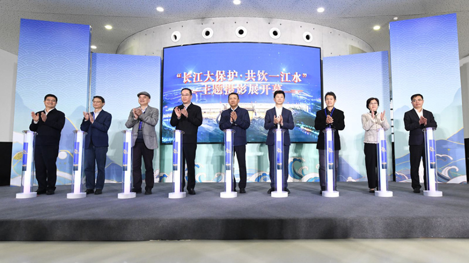 “长江大保护·共饮一江水”主题摄影展在江苏张家港举行_腾讯新闻