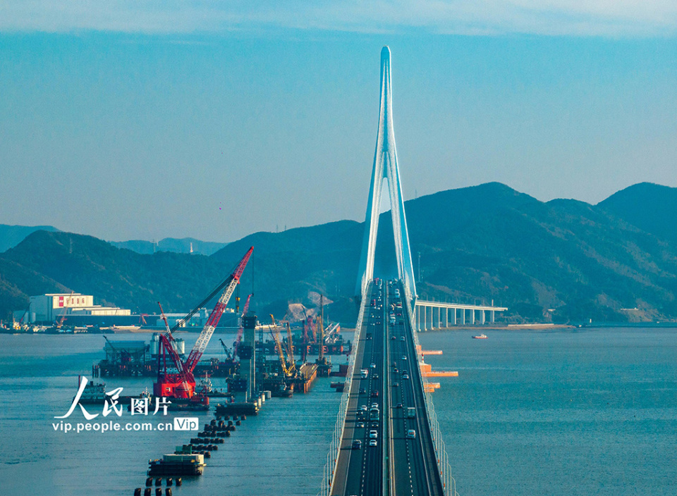 浙江宁波象山港跨海大桥建设忙