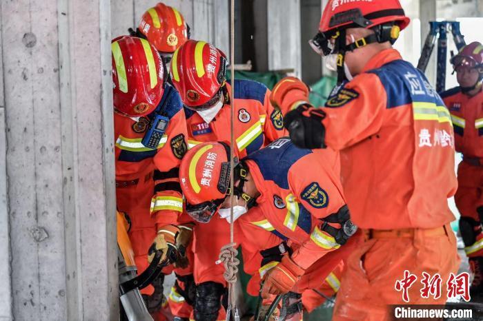 贵州消防开展地震救援实战演练