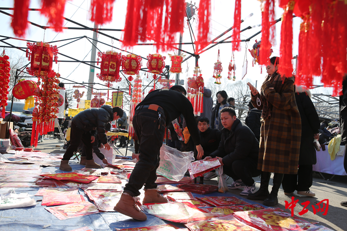 年味烟火气北京沙河大集挤满买年货的人