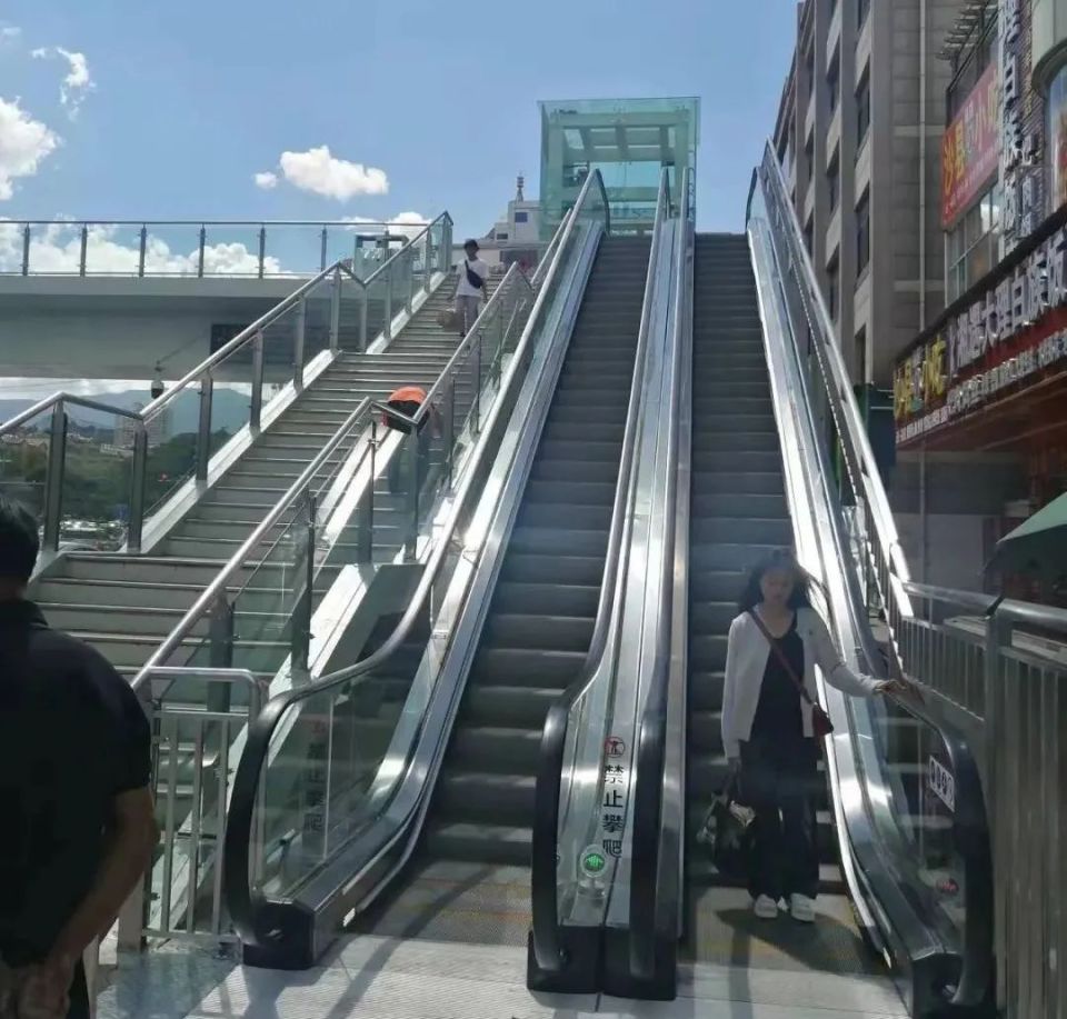 大理火车站提升改造配套跨巍山路西侧人行天桥工程开通试运行