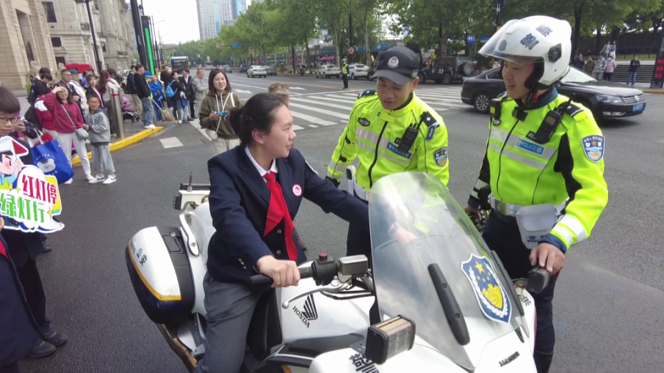 致敬"最美劳动者"!五一假期,一群孩子走上了交警岗位