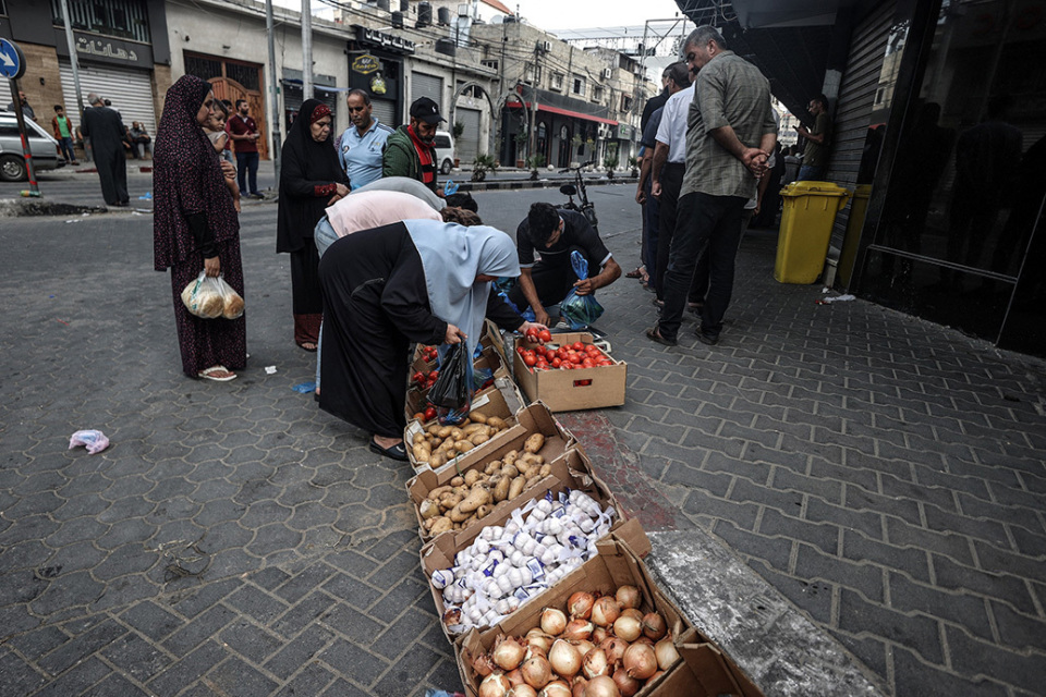 直击|巴以冲突:加沙店铺食品存货只够四五天,补给困难_腾讯新闻