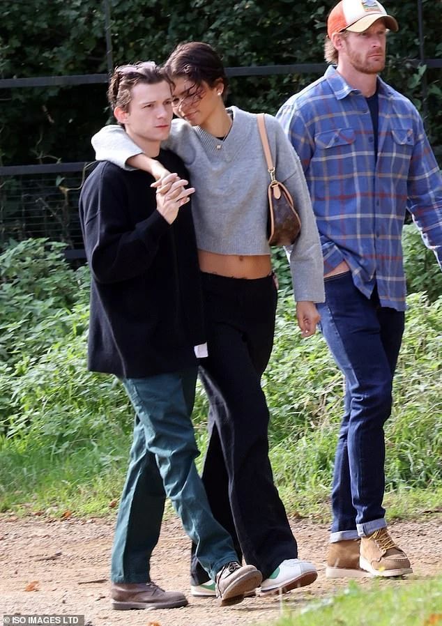 荷兰弟赞达亚最新街拍曝光!两人外出遛狗,甜蜜牵手 亲吻