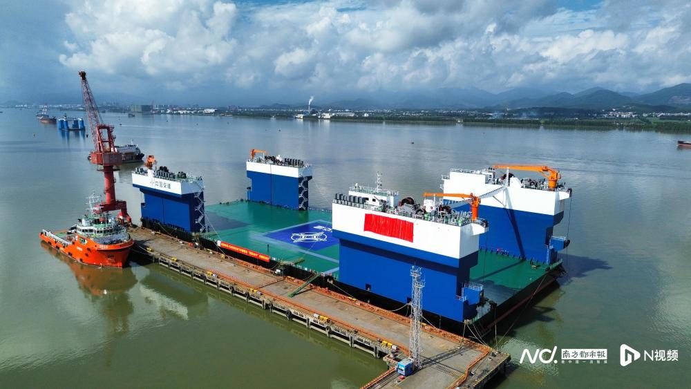 全球最大我国自主研发建造宽扁浅吃水型半潜驳船在江门交付