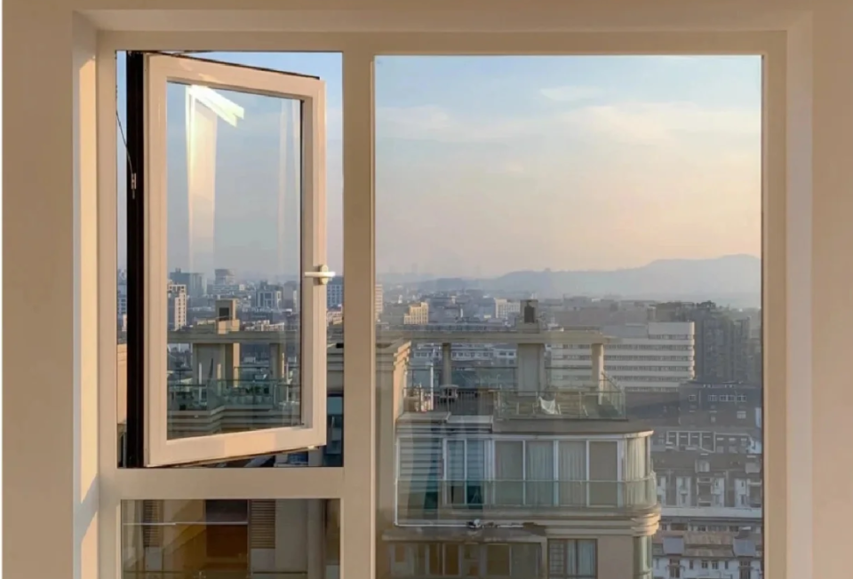 为了不影响室内空间的利用,玻璃窗户一般建议选择外开窗,因为内开窗的