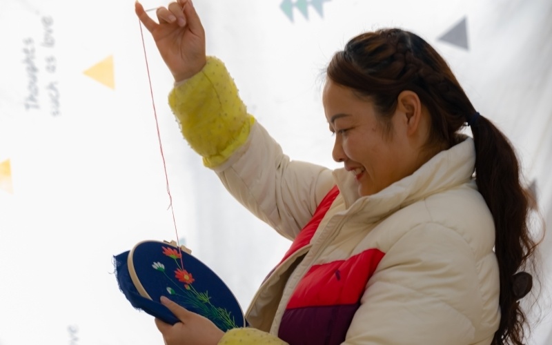 湖北秭归绣娘绣出新生活