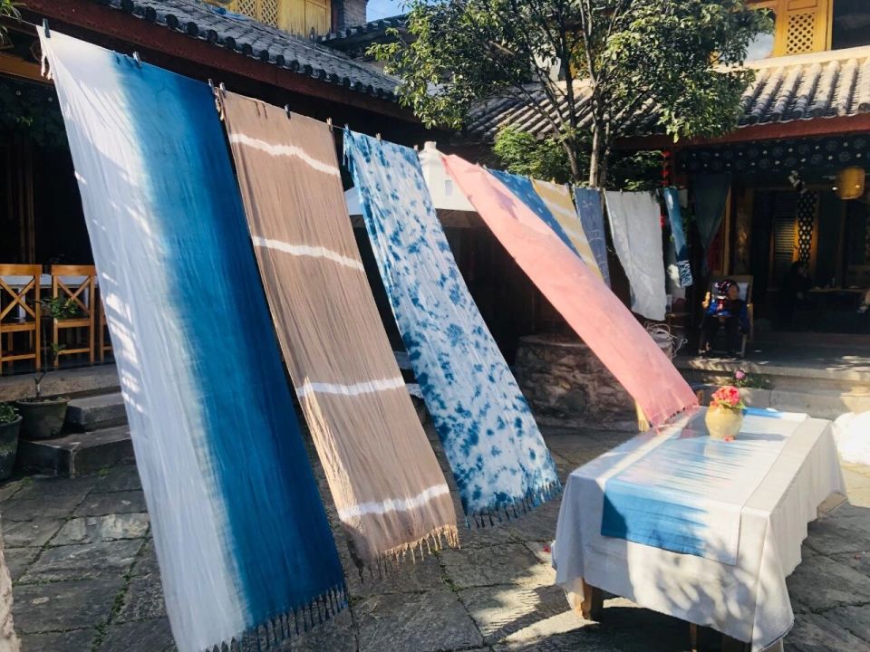 苍山蓝、洱海白，张翰敏为扎染“续”新篇_腾讯新闻