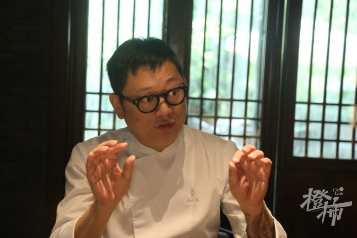 俞斌跟我说,他1993年加入楼外楼,那个时候的楼外楼也被称为杭州厨师界