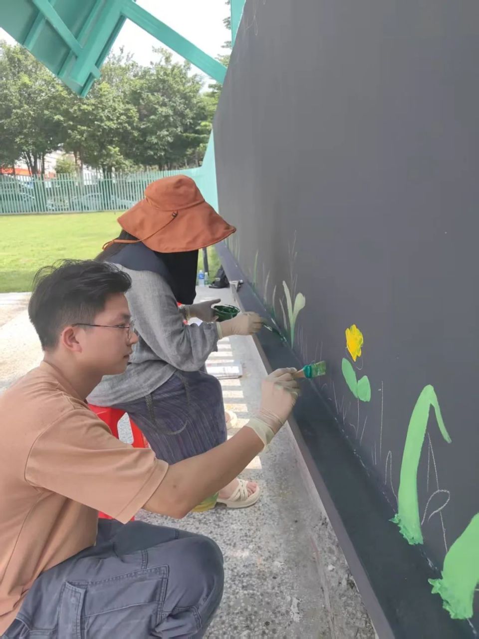 师生巧手绘新颜,书写教育新篇章!明德小学师生共绘校园墙绘