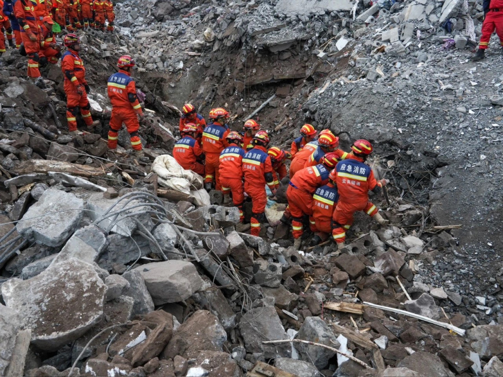 云南镇雄山体滑坡救援仍在继续再次扩大搜救区域人犬机械配合协同搜索