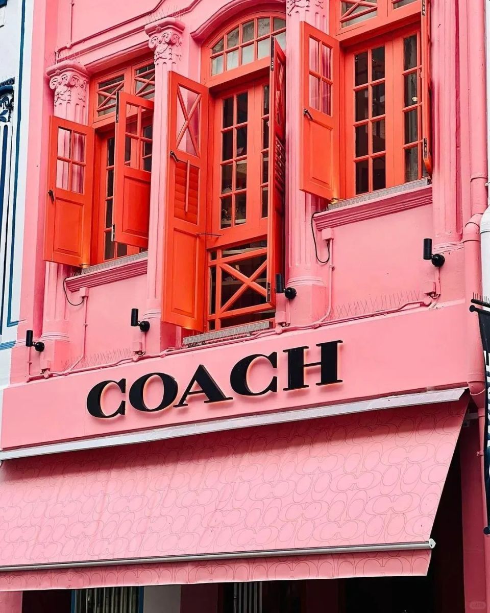 而coach咖啡店隔壁则是coach零售店,由原店铺重新升级而来,目的是增加