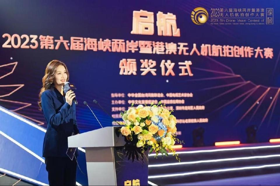 主播童頔主持大赛值得一提的是,此次颁奖典礼的主持人童頔是深圳卫视