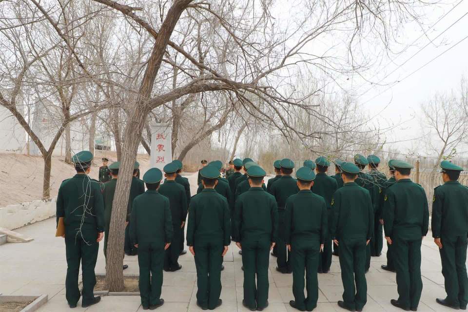 丰碑砺兵心武警官兵缅怀唐山大地震救灾牺牲战友