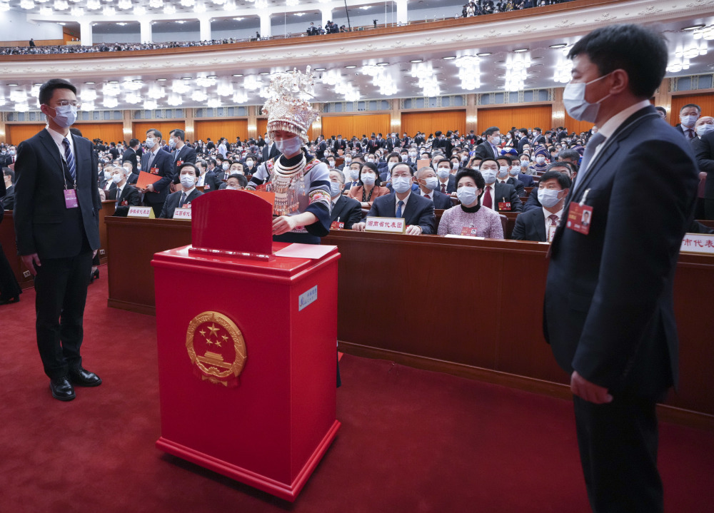 两会十四届全国人大一次会议举行第三次全体会议