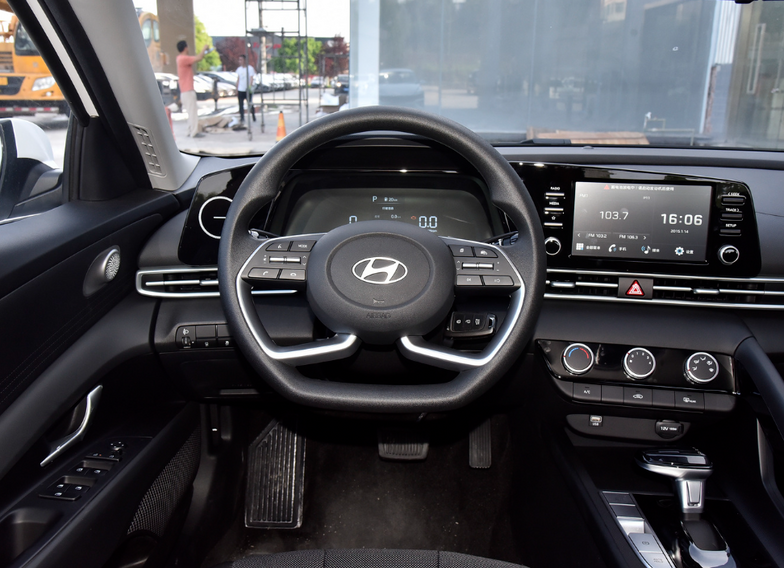 伊兰特降至6.98万起,外观领先"三大妈",标配倒车影像定速巡航