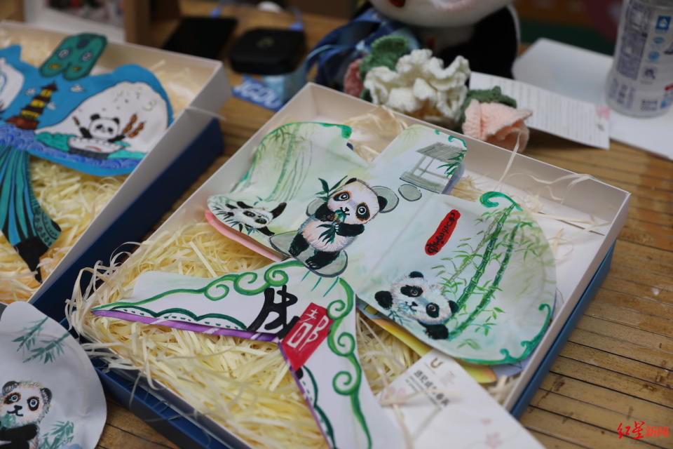 为与会嘉宾送上"一花"(手工大运花束),"一画"(成都学生绘画的"风筝画"