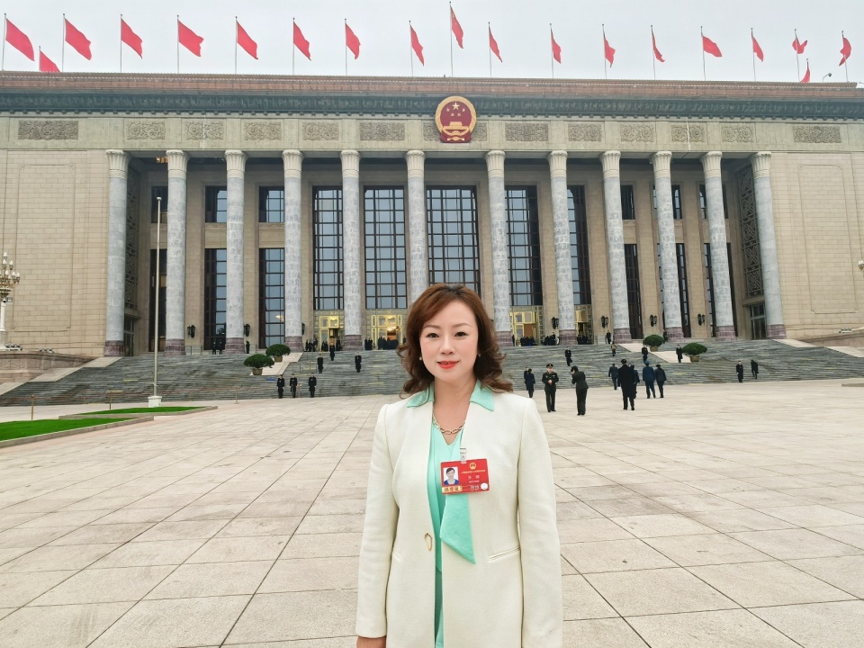 履职故事 | 全国人大代表王琼：为长江“把脉”三十年，关注江豚繁育与内河航运立法_腾讯新闻
