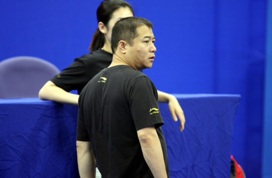 近年来,他的身形变得异常消瘦,但这并没有影响他对于乒乓球事业的热爱