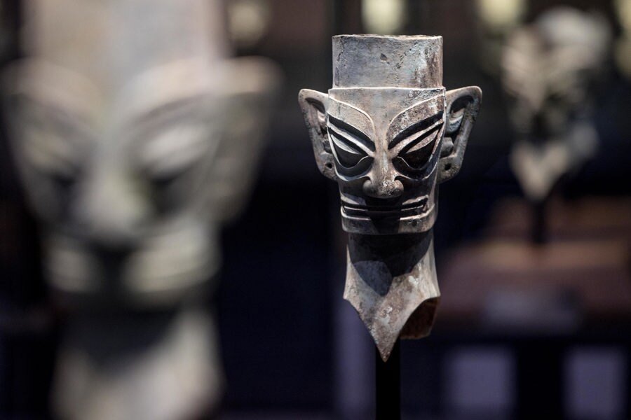 展览上展出的十节玉琮.