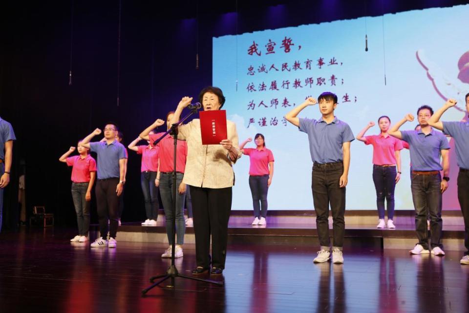 社会主义核心价值观化作校园美景 上海:打造"育人大课堂"