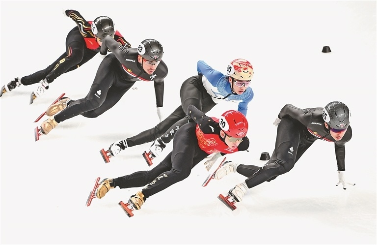 短道速滑比赛现场.现场观众.黑龙江短道速滑队的支持者们.起跑.