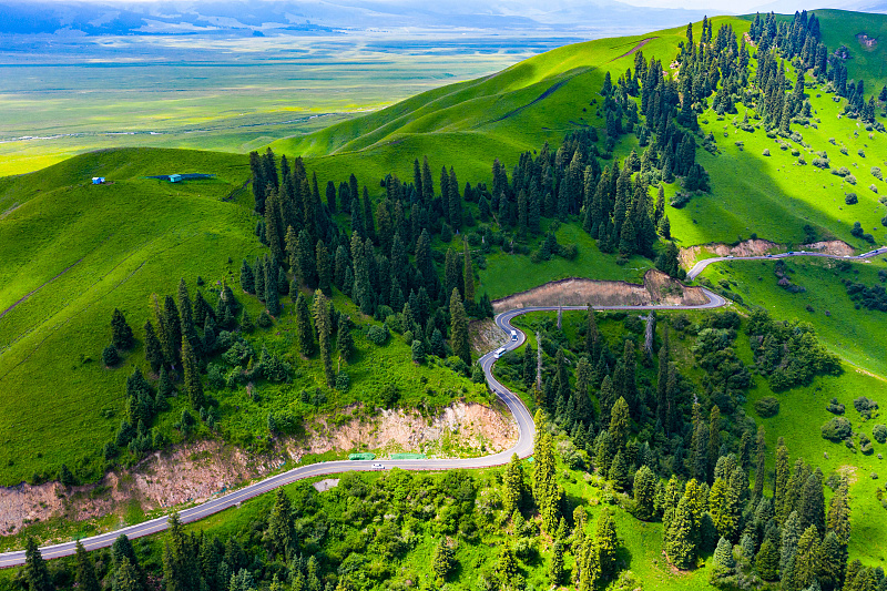 位于天山南麓的巴音布鲁克既是中国仅次于内蒙古鄂尔多斯的第二大草原