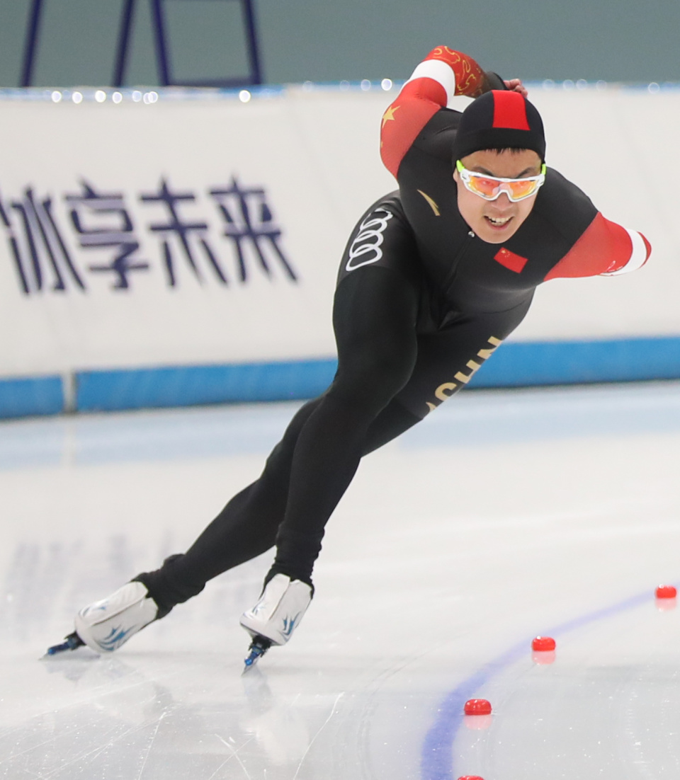 3月23日,哈尔滨市冬季运动项目训练中心选手柳泽在比赛中.他获得季军.