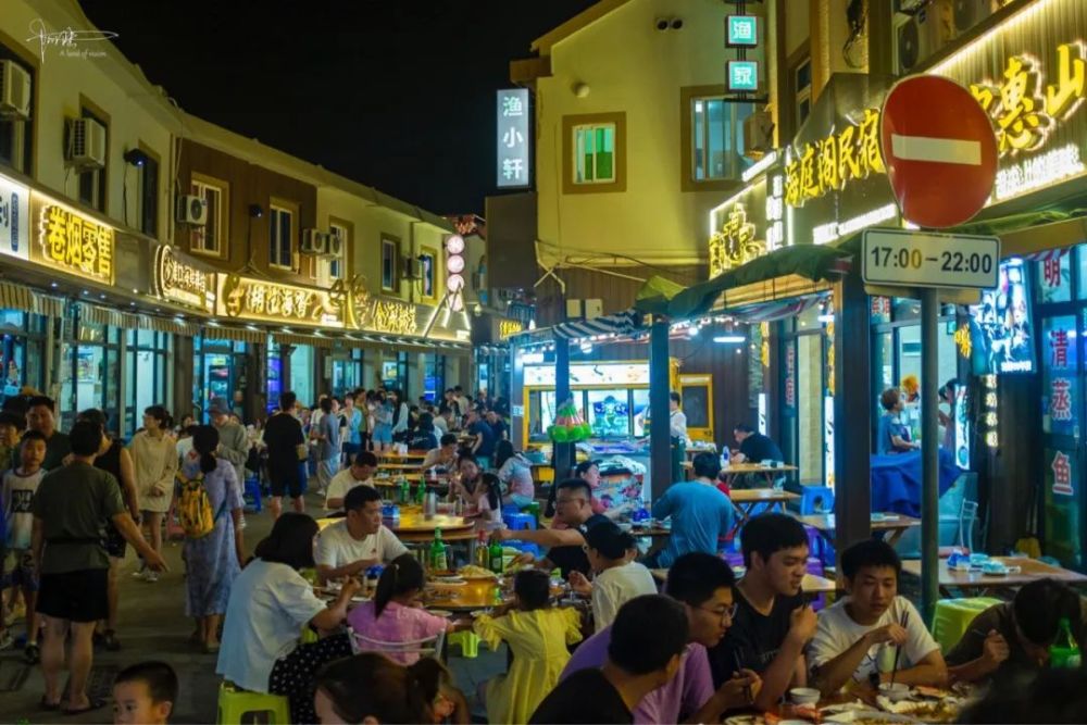 淄博烧烤已经降温嵊泗的这条海鲜街却仍然火爆旁边就是海滩
