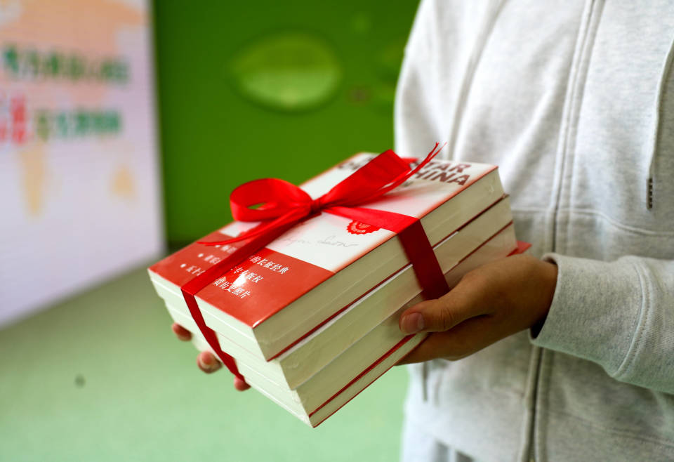 法国新桥公益图书馆的代表手捧刚刚受赠的图书.