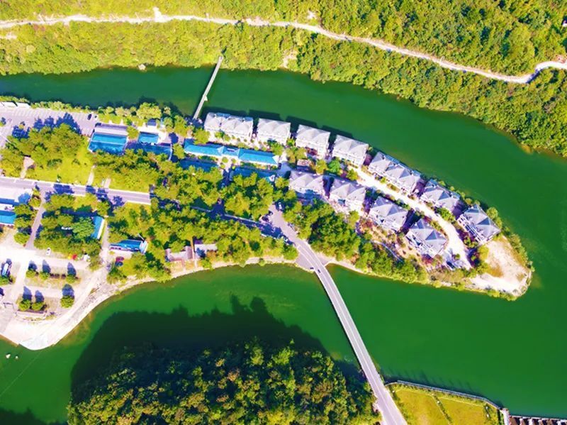 岳西县黄尾镇黄尾村峰峦叠翠,绿水环绕,与房舍交相辉映,构成了一幅新