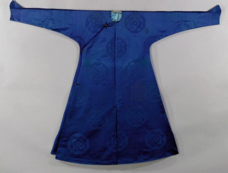 圆领袍衫的前身是南北朝时期的鲜卑传统服装袄子
