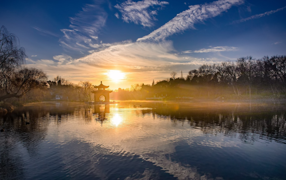 冬日清晨旭日初升绚丽朝霞铺满扬州天空宛如一幅美丽的画卷